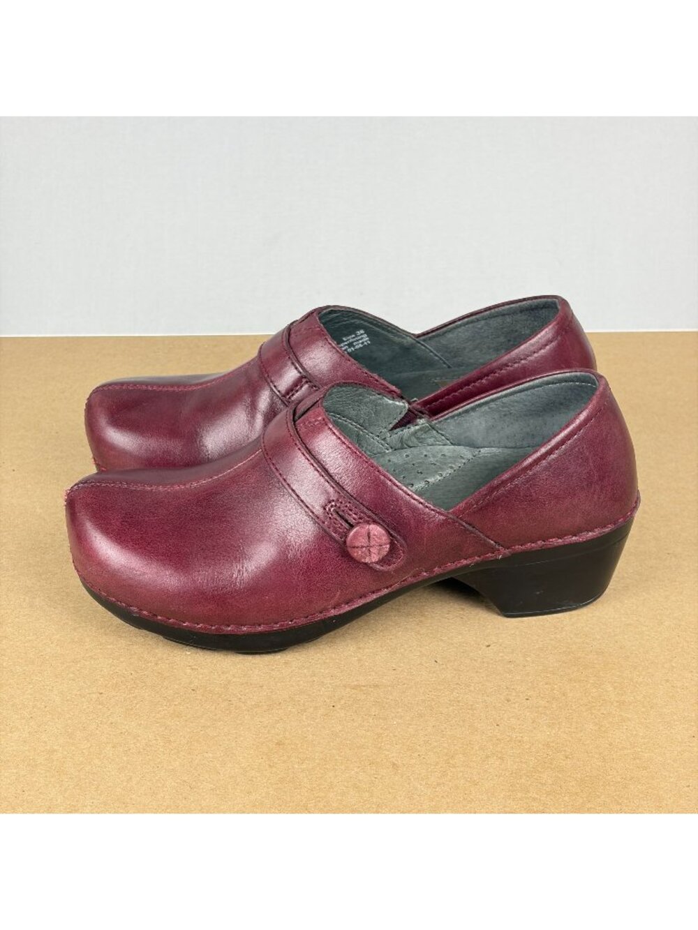 Dansko Solstice Cordovan Leather Clogs Womens 8 EU 38 Red Slip On Low Heel